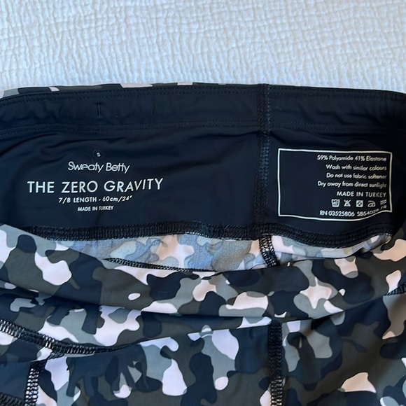 Sweaty Betty Zero Gravity 7/8 Running Leggings - Size S - Elephant Camo Print - Picture 6 of 8